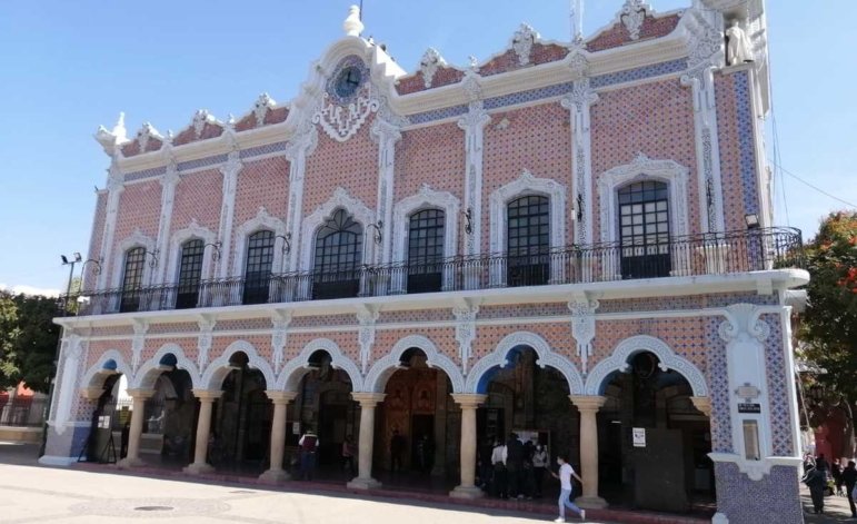 Comisión de los delitos de abuso de funciones y peculado en el manejo irregular de recursos públicos